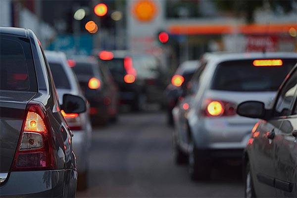 carros parados no transito da cidade