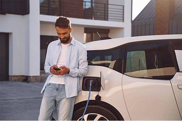 homem esperando o carro ser carregado