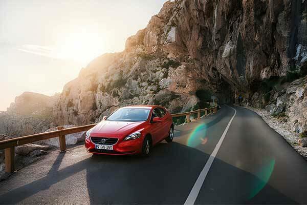 volvo-vermelho-andando-pela-costa