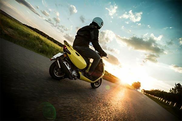 andando de moto no pôr do sol